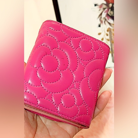 Lambskin Camellia Embossed Compact leather Wallet Fuchsia - Picture 15 of 17